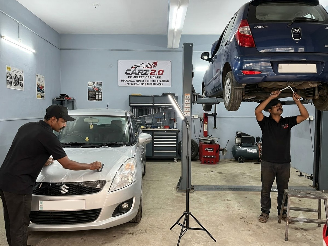 Specialist working on a vehicle finish in the CARZ 2.O workshop